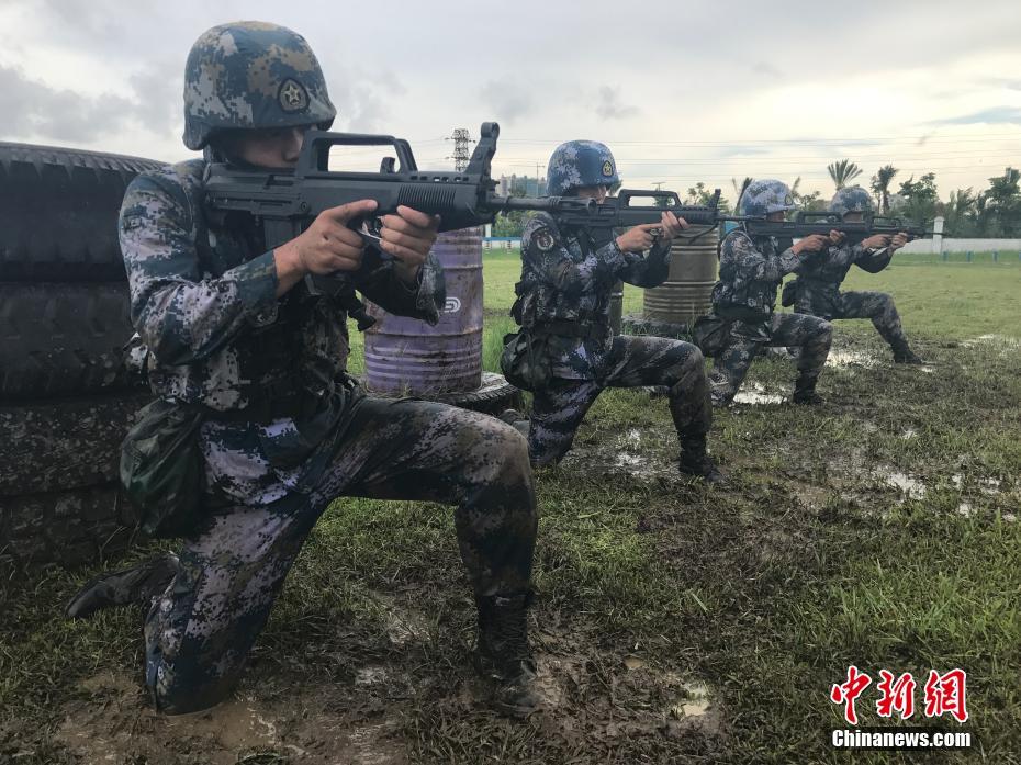 【网络媒体国防行】直击两栖侦察女兵训练场