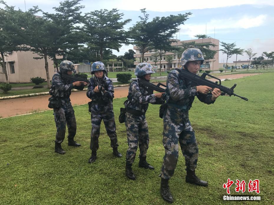 【网络媒体国防行】直击两栖侦察女兵训练场