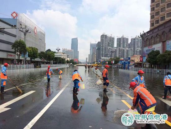 昆明暴雨过后 京环盘宸公司全面出动确保水退路净