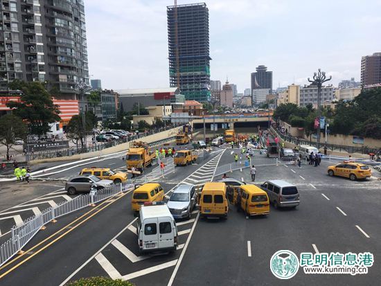 昨夜强降雨 昆明警方闻警而动防汛减灾