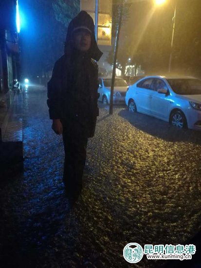 昨夜强降雨 昆明警方闻警而动防汛减灾