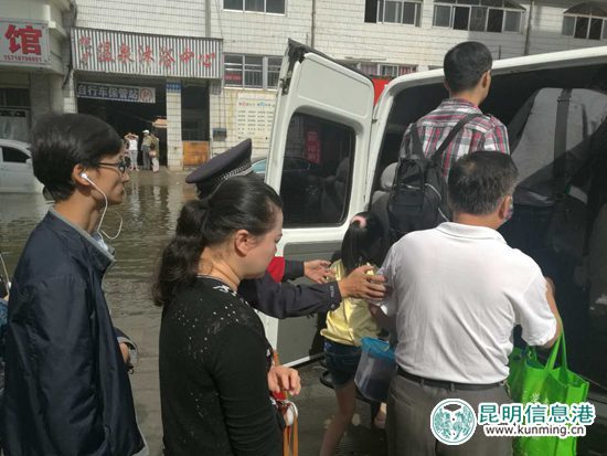 昨夜强降雨 昆明警方闻警而动防汛减灾