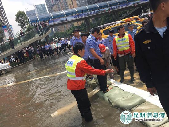 昨夜强降雨 昆明警方闻警而动防汛减灾