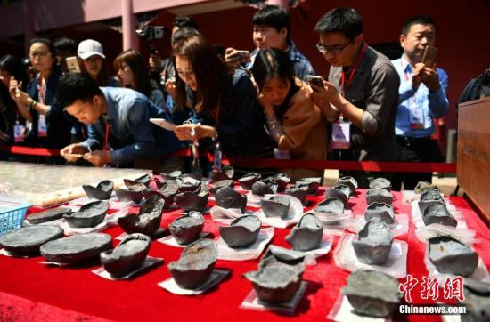 图为民众围观考古发掘出的文物 图为民众围观考古发掘出的文物