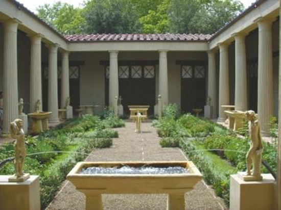 经过修复的庞贝大宅庭院内的喷泉 经过修复的庞贝大宅庭院内的喷泉