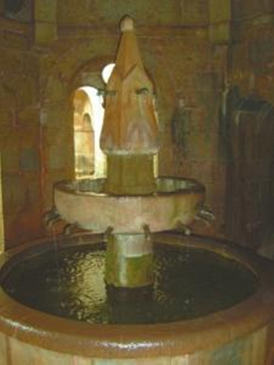 法国普罗旺斯LE THORONET ABBEY内的一处12世纪的喷泉 法国普罗旺斯LE THORONET ABBEY内的一处12世纪的喷泉