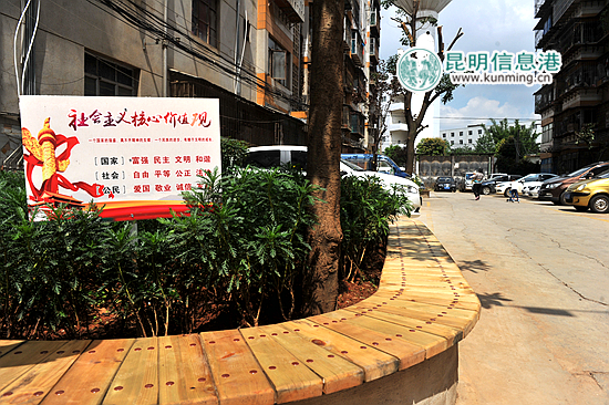 为方便居民休闲,昌宏社区在小区内搭建了休闲椅。 为方便居民休闲,昌宏社区在小区内搭建了休闲椅。