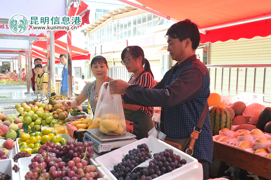昆船农贸市场面貌焕然一新,彻底消除“脏、乱、差”的不良形象。 昆船农贸市场面貌焕然一新,彻底消除“脏、乱、差”的不良形象。