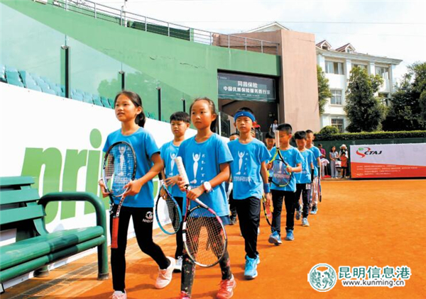 全国青少年网球活动周安宁揭幕 奥运冠军李婷指导小选手