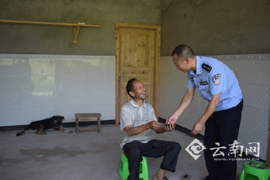 黄某周拿到两个孙女的户口薄