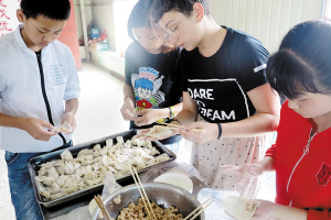 六甲社区七彩小屋办起国际课堂 14国志愿者陪外来娃过暑假 六甲社区七彩小屋办起国际课堂 14国志愿者陪外来娃过暑假