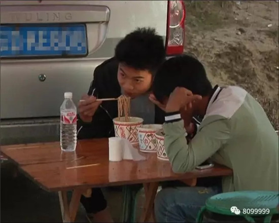 开闸泄洪后罗平一水塘现巨型'水怪' 目击者视频惊动中科院专家