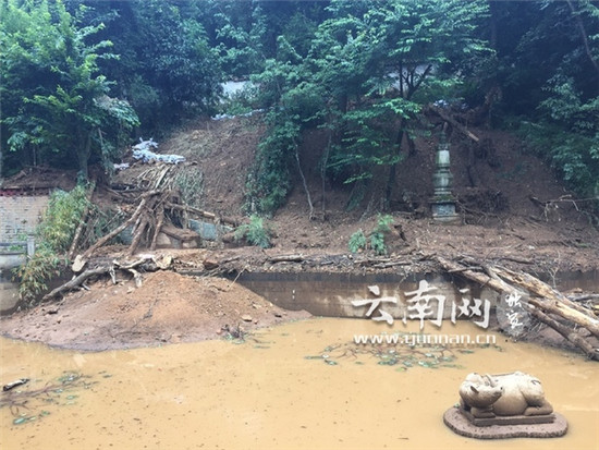 泥石流冲破围墙流入放生池 泥石流冲破围墙流入放生池