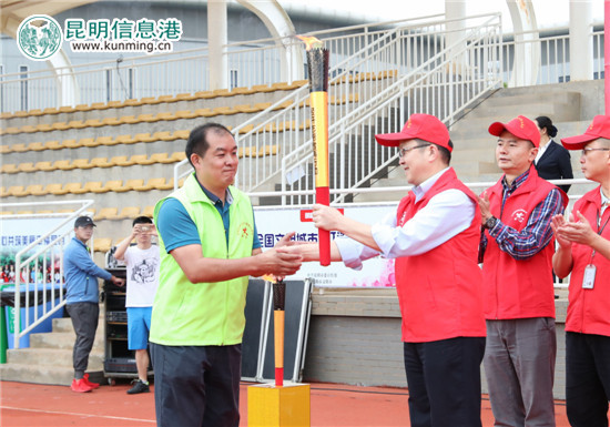 经开区城市管理综合行政执法局负责人接过火炬传递第一棒