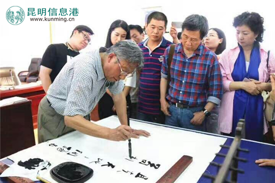 著名书法家赵浩如做客彩云读书会 呼吁多读书勤练字 著名书法家赵浩如做客彩云读书会 呼吁多读书勤练字