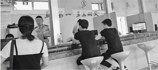 两个男孩去警方报案