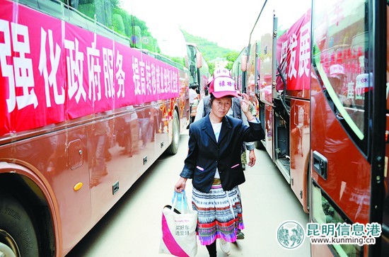 禄劝835名贫困群众赴新疆务工