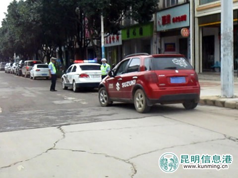 嵩明交警开出首张“不礼让斑马线”违法处罚单