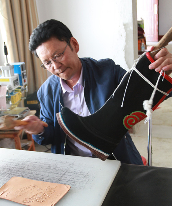 西藏日喀则谢通门县皮匠次仁顿珠——五星红旗在我心