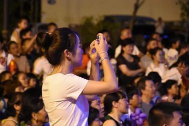 东川美食街搞大事 冒出个4米高惊天大洋芋 东川美食街搞大事 冒出个4米高惊天大洋芋