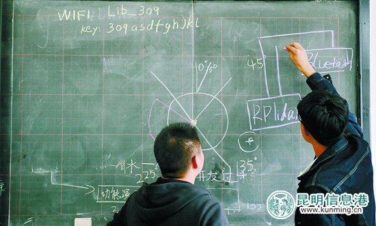 昆工两个95后研制出智能头盔 可帮助视障人读报