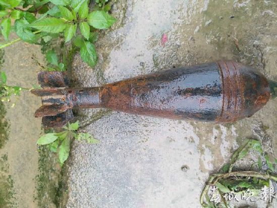 保山接连几天下大雨 冲出一枚迫击炮弹 保山接连几天下大雨 冲出一枚迫击炮弹
