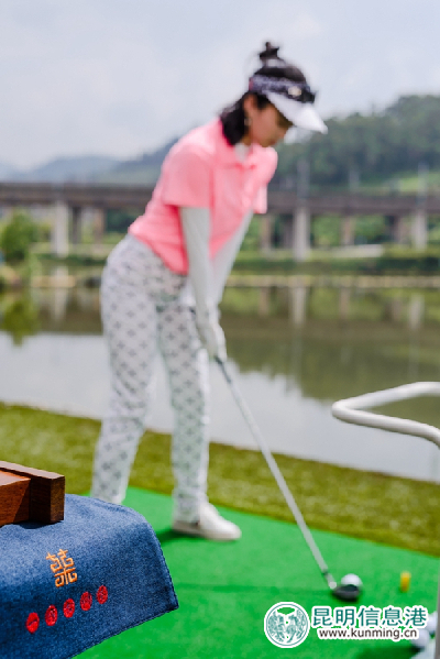 客户可以通过“一棵古树茶”平台到安宁和平山庄体验水上高尔夫。 客户可以通过“一棵古树茶”平台到安宁和平山庄体验水上高尔夫。