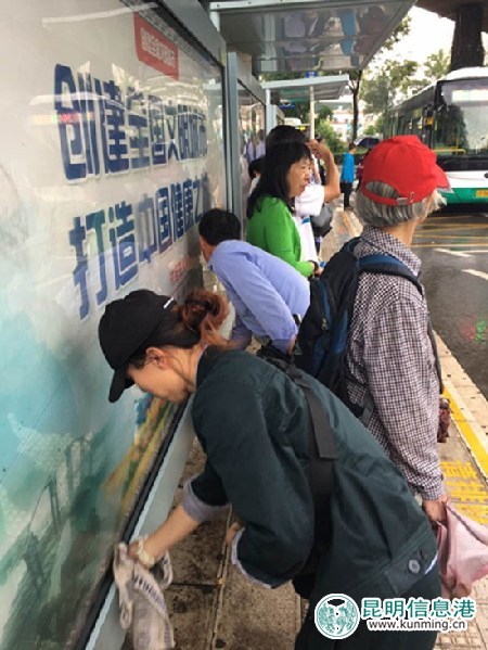 昆明公交志愿者积极清理站台 为城市文明做贡献