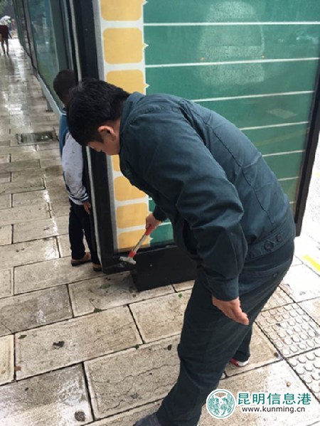 昆明公交志愿者积极清理站台 为城市文明做贡献