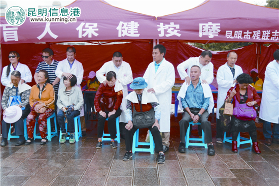 昆明举行“学雷锋广场志愿服务日”集中活动 昆明举行“学雷锋广场志愿服务日”集中活动