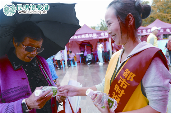 昆明举行“学雷锋广场志愿服务日”集中活动 昆明举行“学雷锋广场志愿服务日”集中活动