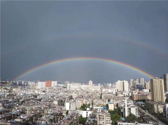 昆明天空惊现“鹊桥” 七夕节双彩虹刷爆朋友圈