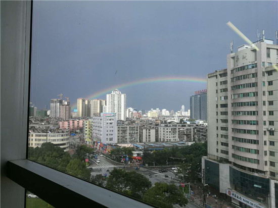 昆明天空惊现“鹊桥” 七夕节双彩虹刷爆朋友圈