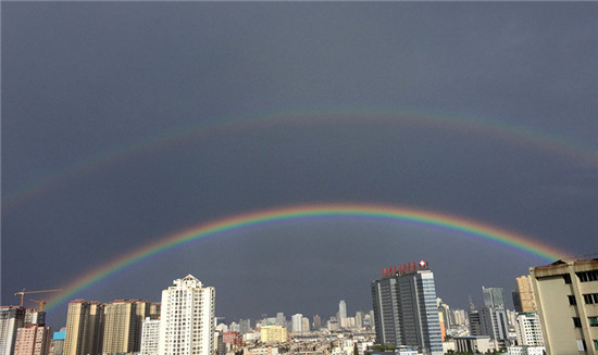 昆明天空惊现“鹊桥” 七夕节双彩虹刷爆朋友圈