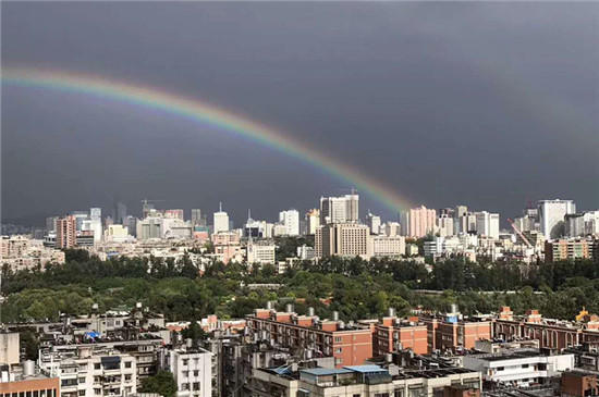 昆明天空惊现“鹊桥” 七夕节双彩虹刷爆朋友圈