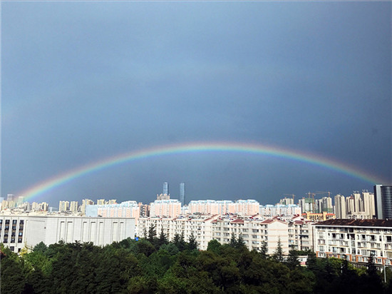 昆明天空惊现“鹊桥” 七夕节双彩虹刷爆朋友圈