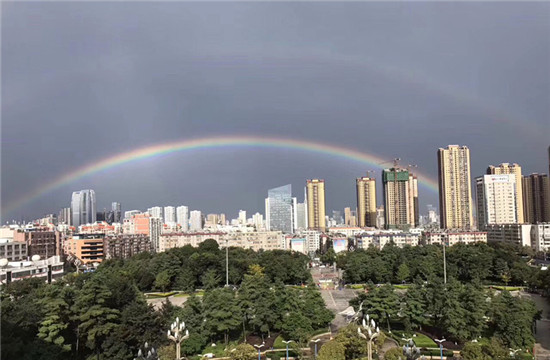 昆明天空惊现“鹊桥” 七夕节双彩虹刷爆朋友圈
