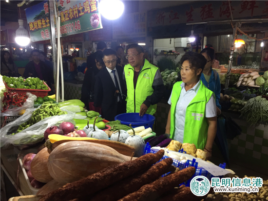 深入农贸市场检查,对不文明的行为进行劝导 深入农贸市场检查,对不文明的行为进行劝导