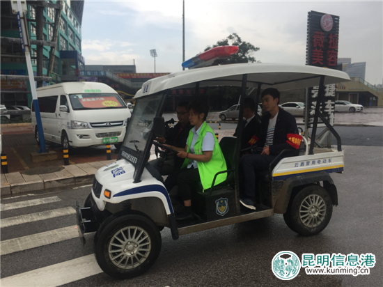 驾驶电瓶车带领工作人员在社区内巡查 驾驶电瓶车带领工作人员在社区内巡查