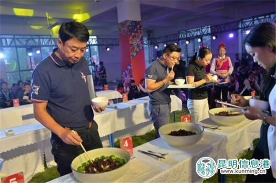 食客现场品鉴美食 食客现场品鉴美食