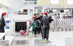 24小时警力值守 昆明地铁筑起多道安全“防火墙”