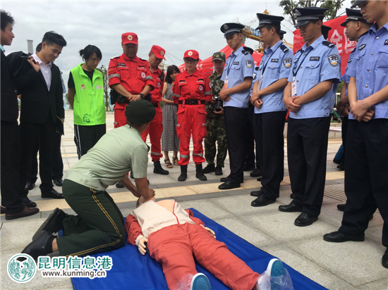 300余名志愿者昆明南站开展志愿服务活动