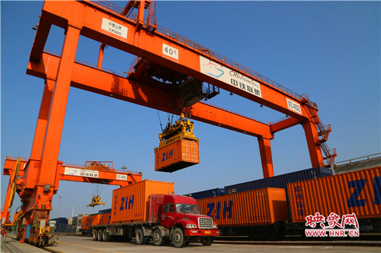 【治国理政新实践·河南篇】中欧班列（郑州）趟趟“爆仓” 实现每日常态化开行