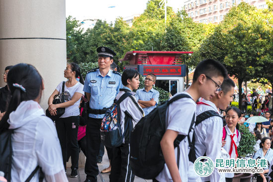 中小学配备法制副校长 为孩子撑起平安“保护伞”