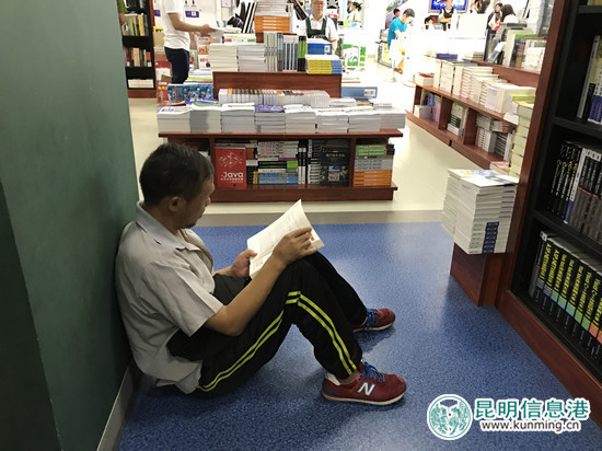 图书馆里的另类常客:流浪汉小摊贩自由职业者 图书馆里的另类常客:流浪汉小摊贩自由职业者