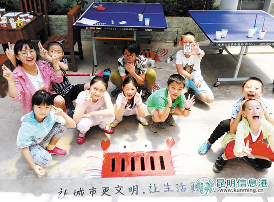 昆明萌娃志愿者创意涂鸦扮靓窨井盖 昆明萌娃志愿者创意涂鸦扮靓窨井盖