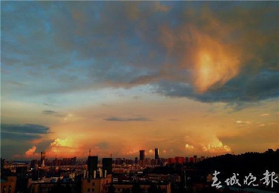 刷爆朋友圈的昆明晚霞 陶醉了一座春城 刷爆朋友圈的昆明晚霞 陶醉了一座春城