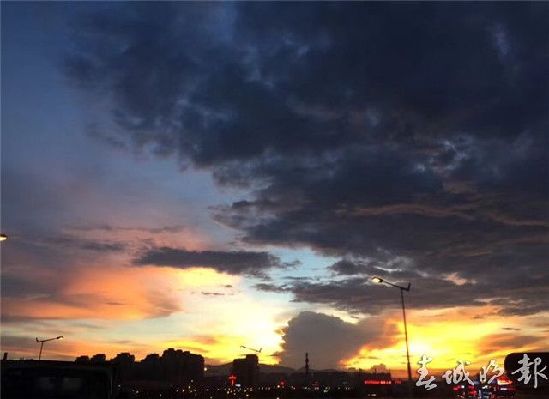 刷爆朋友圈的昆明晚霞 陶醉了一座春城 刷爆朋友圈的昆明晚霞 陶醉了一座春城