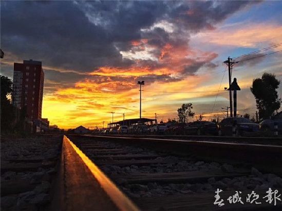 刷爆朋友圈的昆明晚霞 陶醉了一座春城 刷爆朋友圈的昆明晚霞 陶醉了一座春城