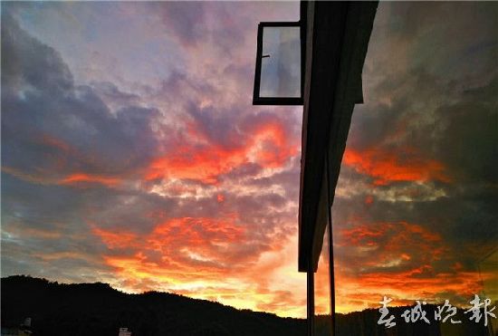 刷爆朋友圈的昆明晚霞 陶醉了一座春城 刷爆朋友圈的昆明晚霞 陶醉了一座春城